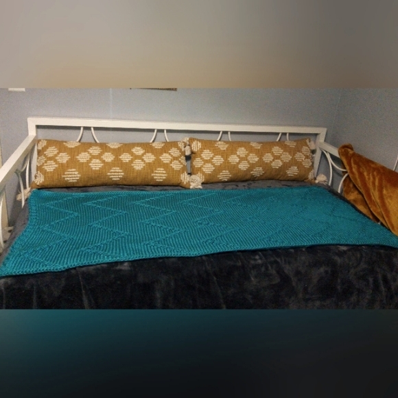 Hand Knit Thick Chevron Bed Runner in Bluebird Blue 26x64in. NEW - Picture 2 of 15